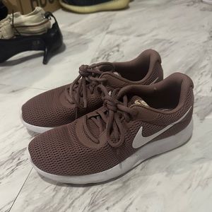 NIKE TANJUN TENNIS SHOE